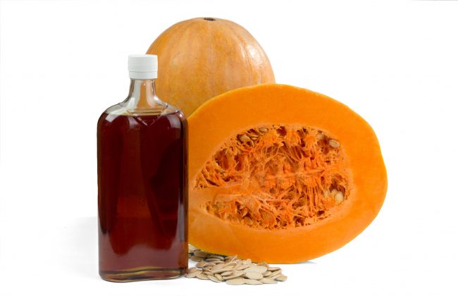 ليست للرجال فقط بل للنساء أيضاً.. فوائد جمّة تُخبرك لماذا يجب عليك إدخال زيت القرع إلى نظامك الغذائي