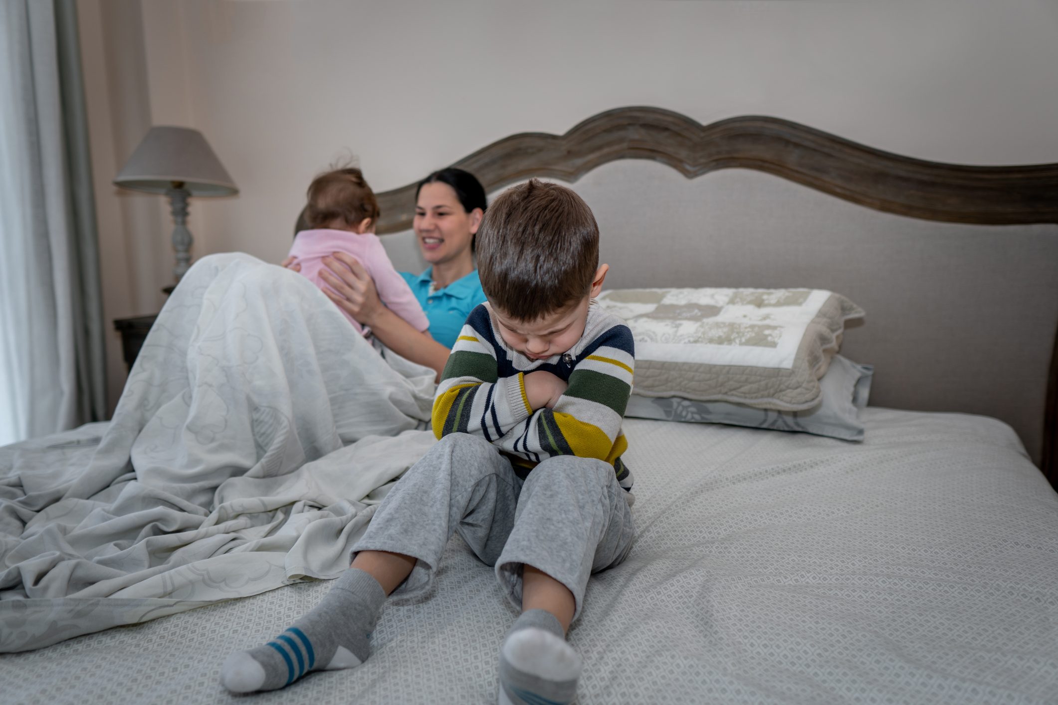 «الغيرة بين الإخوة» مُشكلة تربوية شائعة، فكيف يمكن التخلص منها؟ إليك بعض النصائح الهامة