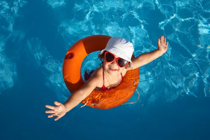 iStock \ الأطفال أيضاً يحتاجون النظارات الشمسية