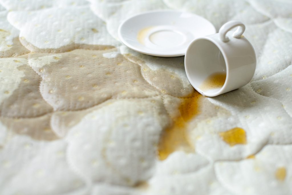 تنظيف فراش السرير