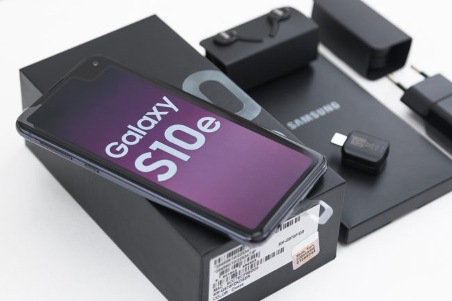 هاتف Galaxy S10e «البديل الأرخص» من سامسونغ.. إمكانات جيدة بسعر «غير رخيص»، إليك المراجعة الشاملة