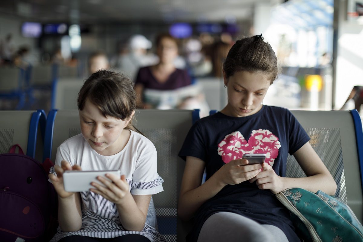 الرسائل النصية تُشكل خطراً على قدرة المراهقين لتطوير مهارات اللغة