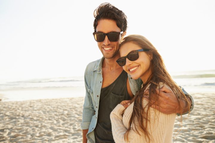 iStock \  حتى لو لم تكن منزعجاً من الشمس لا يزال عليك ارتداء النظارات الشمسية