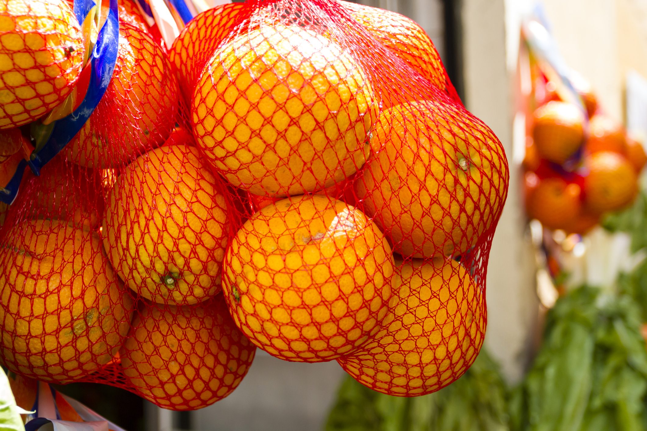 لماذا يباع البرتقال في أكياس شبكية حمراء اللون دون غيرها؟ السبب قد يدفعك للتدقيق أكثر في مشترياتك