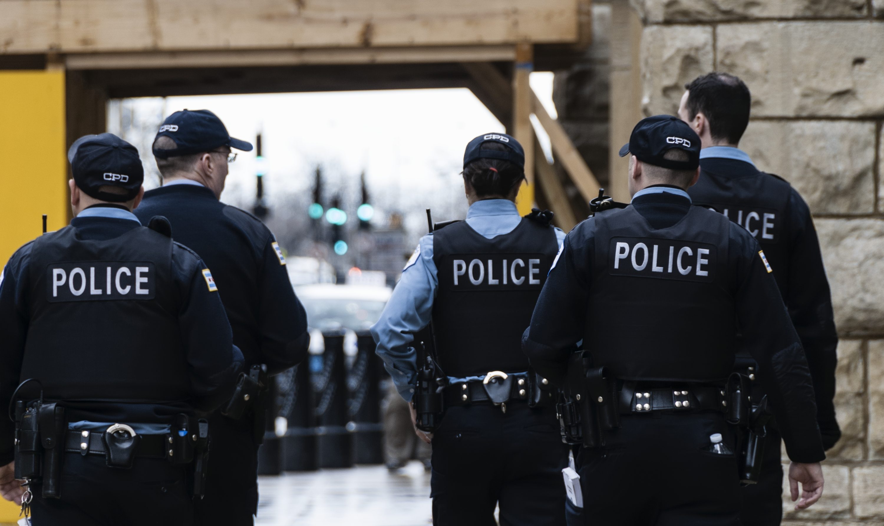 عناصر الشرطة المشتبهين شاركوا نحو 3 آلاف و100 منشور على مواقع التواصل الاجتماعي