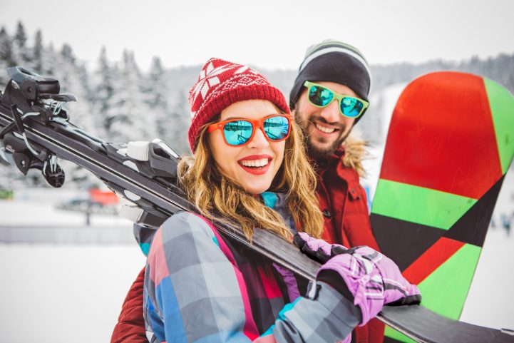 iStock\ النظارات التي تكون عدساتها كالمرايا هي الأفضل للتزلج