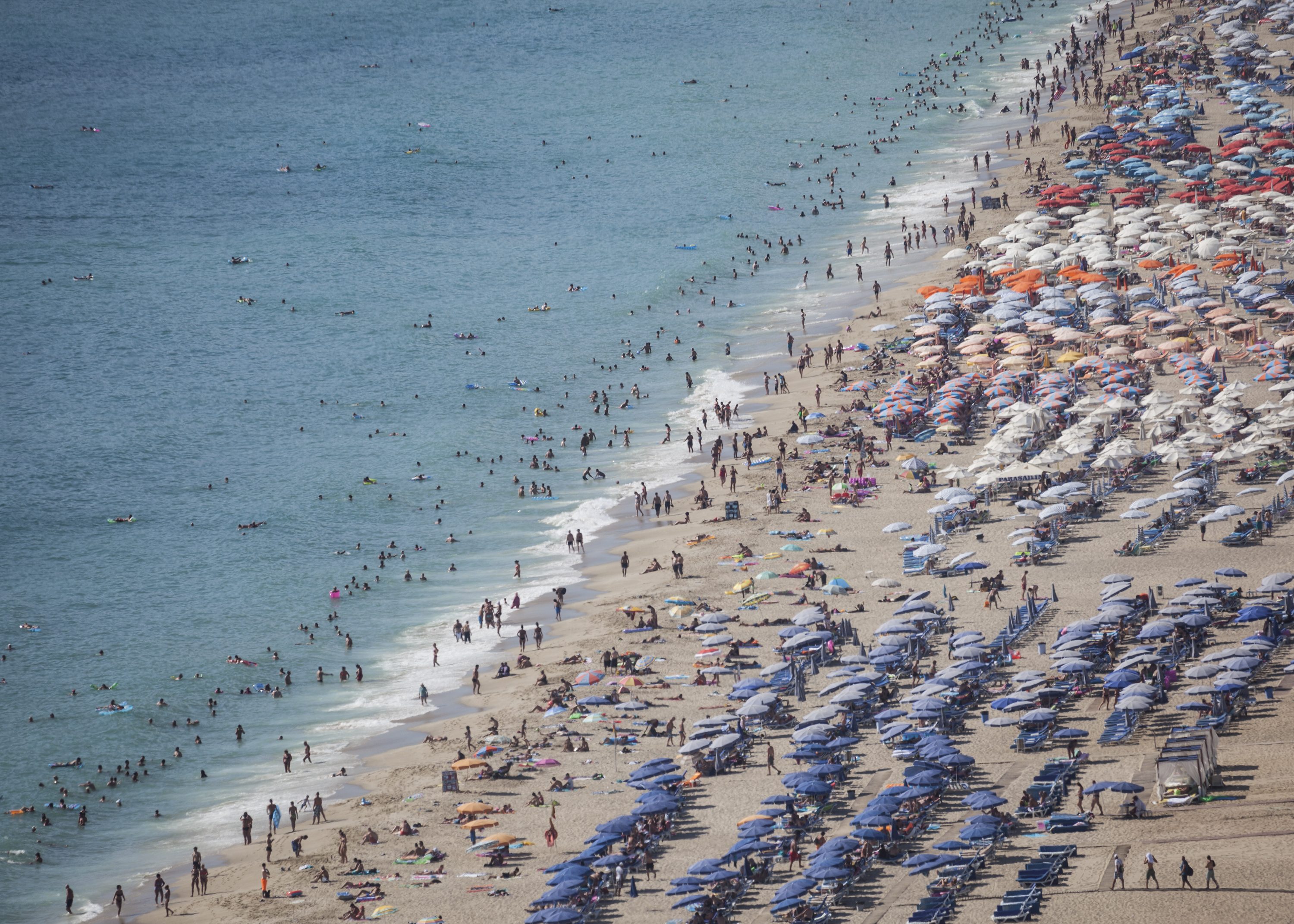 واستقبلت أنطاليا، المطلة على البحر المتوسط جنوبي تركيا، مليوناً و702 ألف و296 سائحاً من 174 دولة، في مايو/أيّار الماضي، بحسب بيانات نشرتها وزارة الثقافة والسياحة مطلع الشهر الجاري.