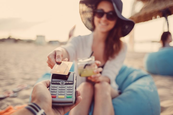 iStock/  لا تودع أموالاً في بطاقات الائتمان أكثر من المبلغ الذي يمكنك تسديده بالكامل شهرياً