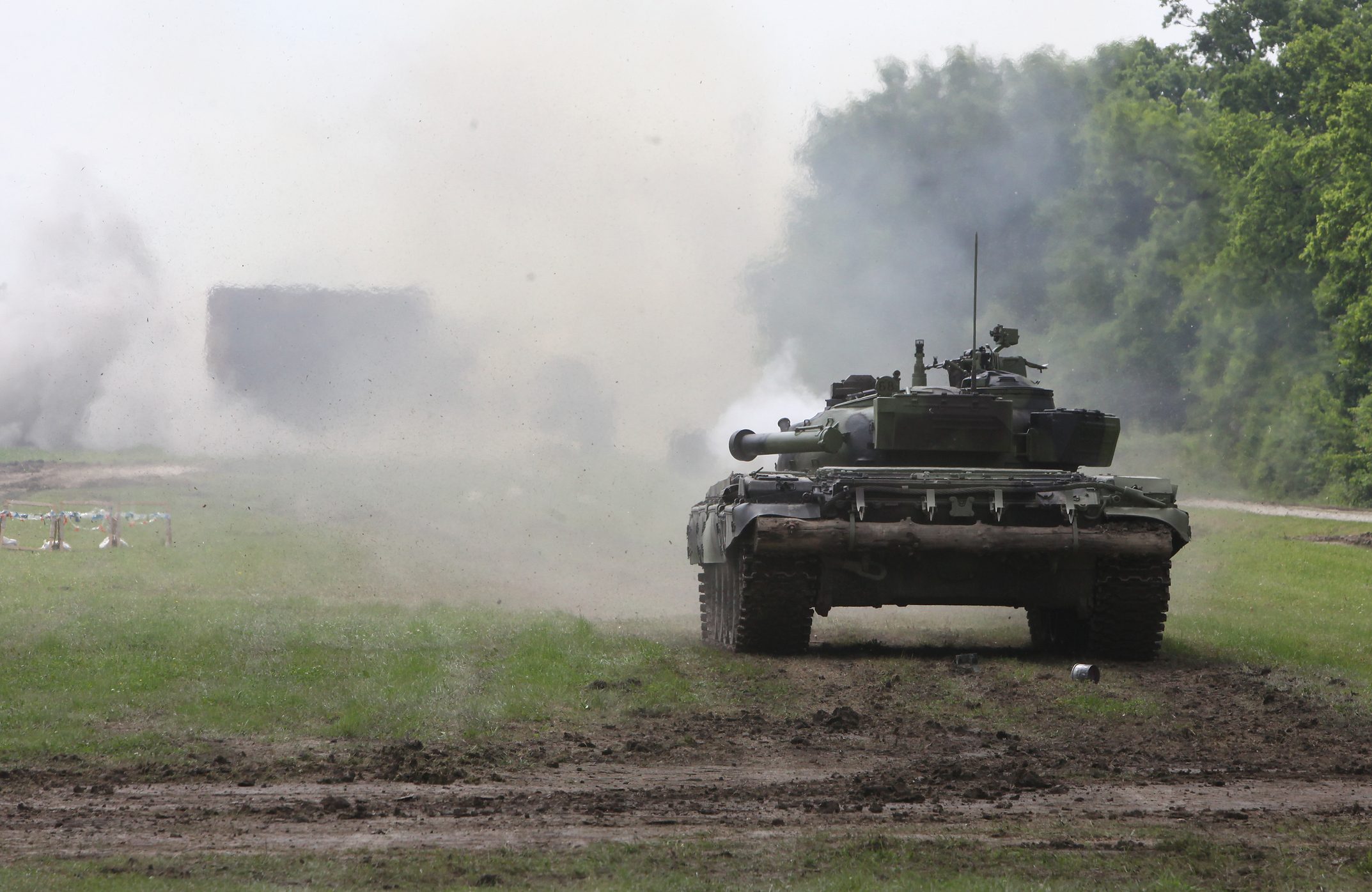 فيديو مذهل لدبابة ألمانية تسحق سيارة BMW.. حولتها إلى قطع صغيرة في لحظات