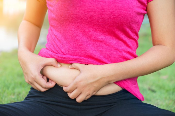  iStock \ الحد من تناول السكريات يسهم في حرق دهون البطن