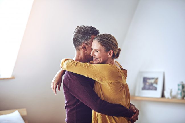 «العلاج بالأحضان» في بريطانيا.. هل يمكن لجلسة عناق تستمر لمدة 20 دقيقة مع شخص غريب أن تحسن الصحة الجسدية والنفسية؟