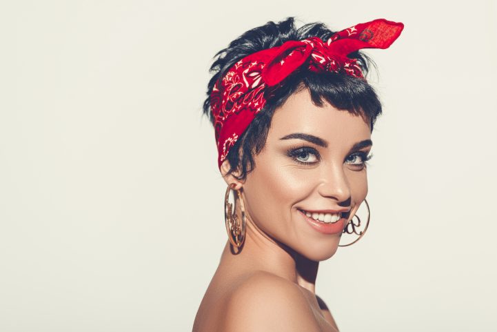 iStock\ الشالات تخفي الشعر الخفيف من الأمام