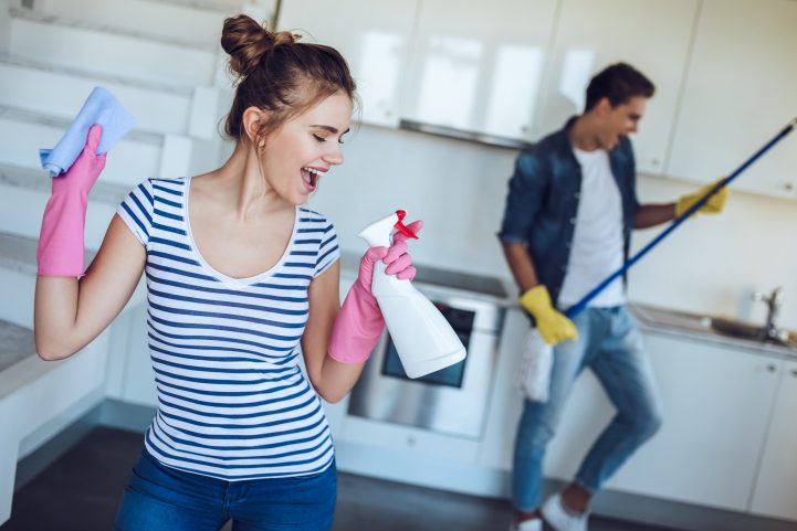iStock/ اسمحي لهم بالاستماع إلى موسيقاهم وأغانيهم المفضلة أثناء التنظيف