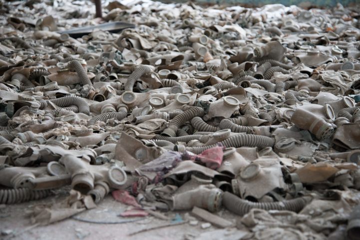 iStock/  من الأشياء التي قد تراها اليوم مقصف مدرسة مليء بأقنعة غازات مهملة على الأرض