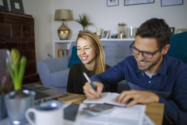 iStock\ ليس بالضرورة أن تكون خبيراً اقتصادياً لتجمع الأموال