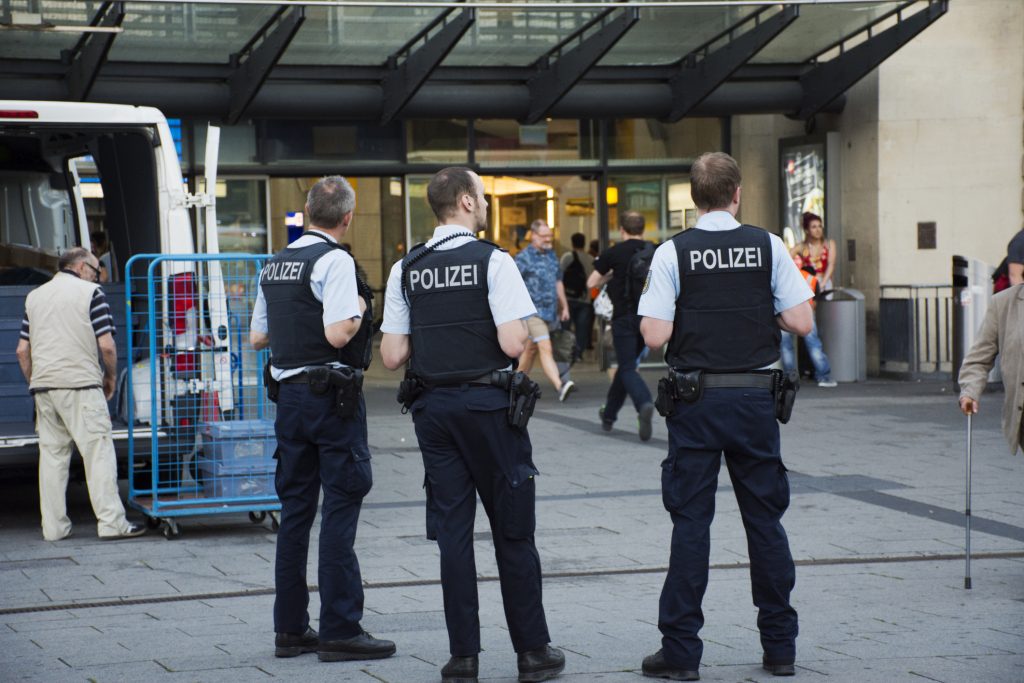 حيازة رجل ألماني متقاعدٍ مواد إباحية للأطفال