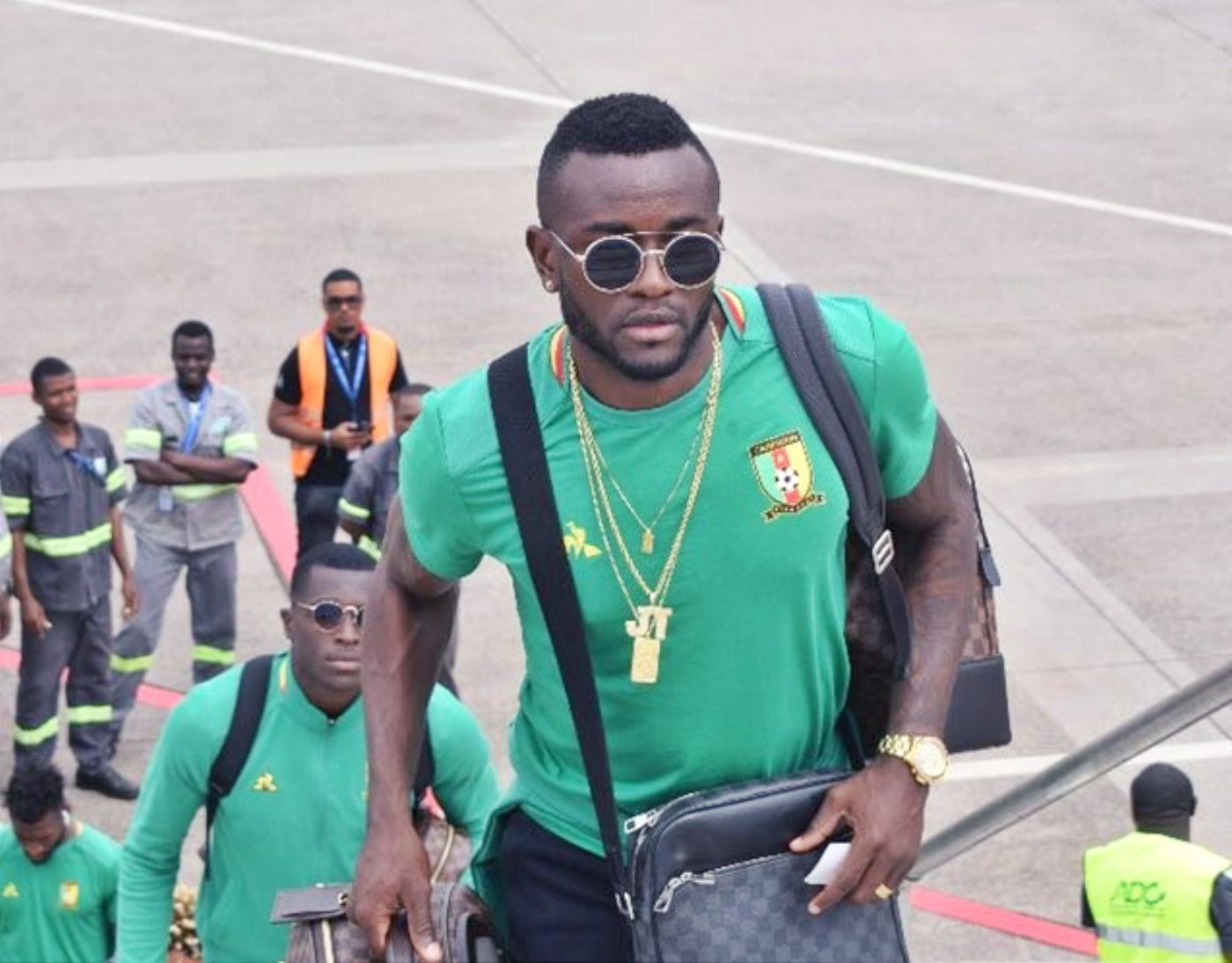 المدرب واللاعبون بكوا رحيله.. مهاجم الكاميرون المريض بالقلب يغادر البطولة و«كاف» يرفض استبداله