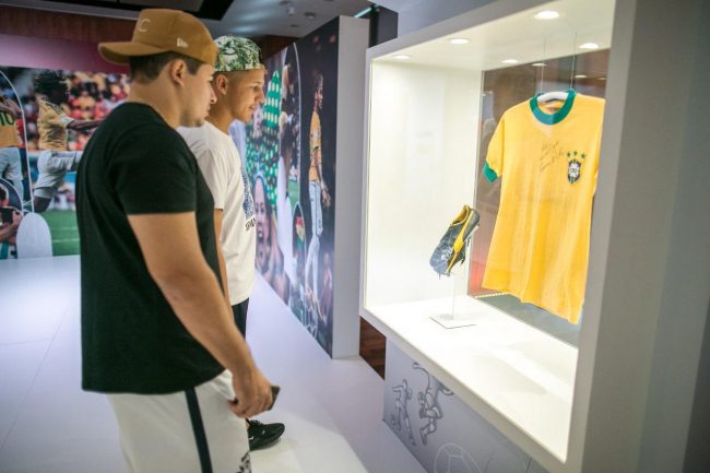 يضم قمصان بيليه ومارادونا.. قطر تخطف أنظار مشجعي كوبا أمريكا بمعرض لملاعب المونديال