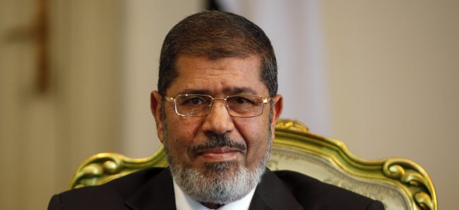 دفن جثمان محمد مرسي بعد الصلاة عليه في القاهرة