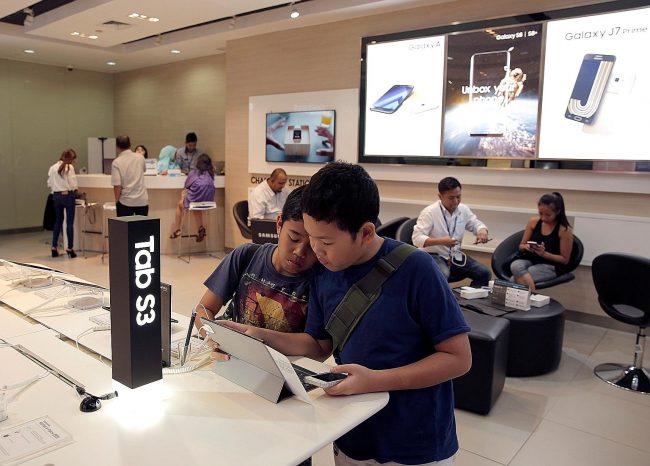 خلَّف حفرة مشتعلة في سرير صبي نائم.. اشتعال حاسوب لوحي لـ«سامسونغ» كاد يتسبب في كارثة!