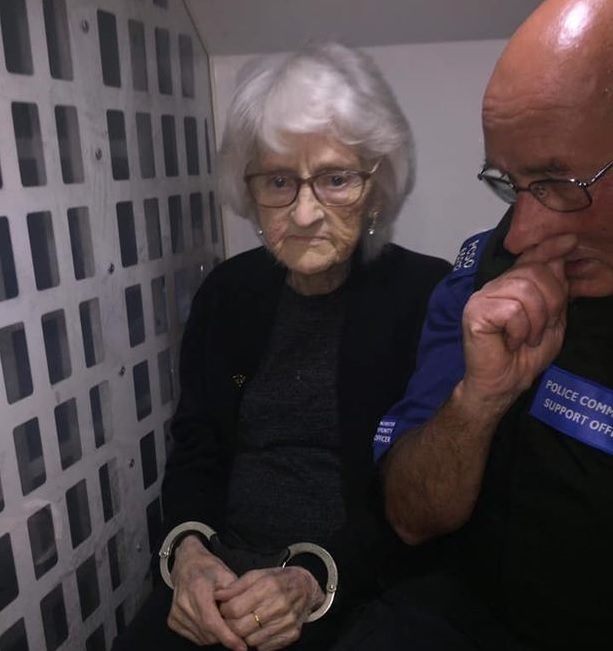 الشرطة البريطانية عجوز بريطانية بريطانيا