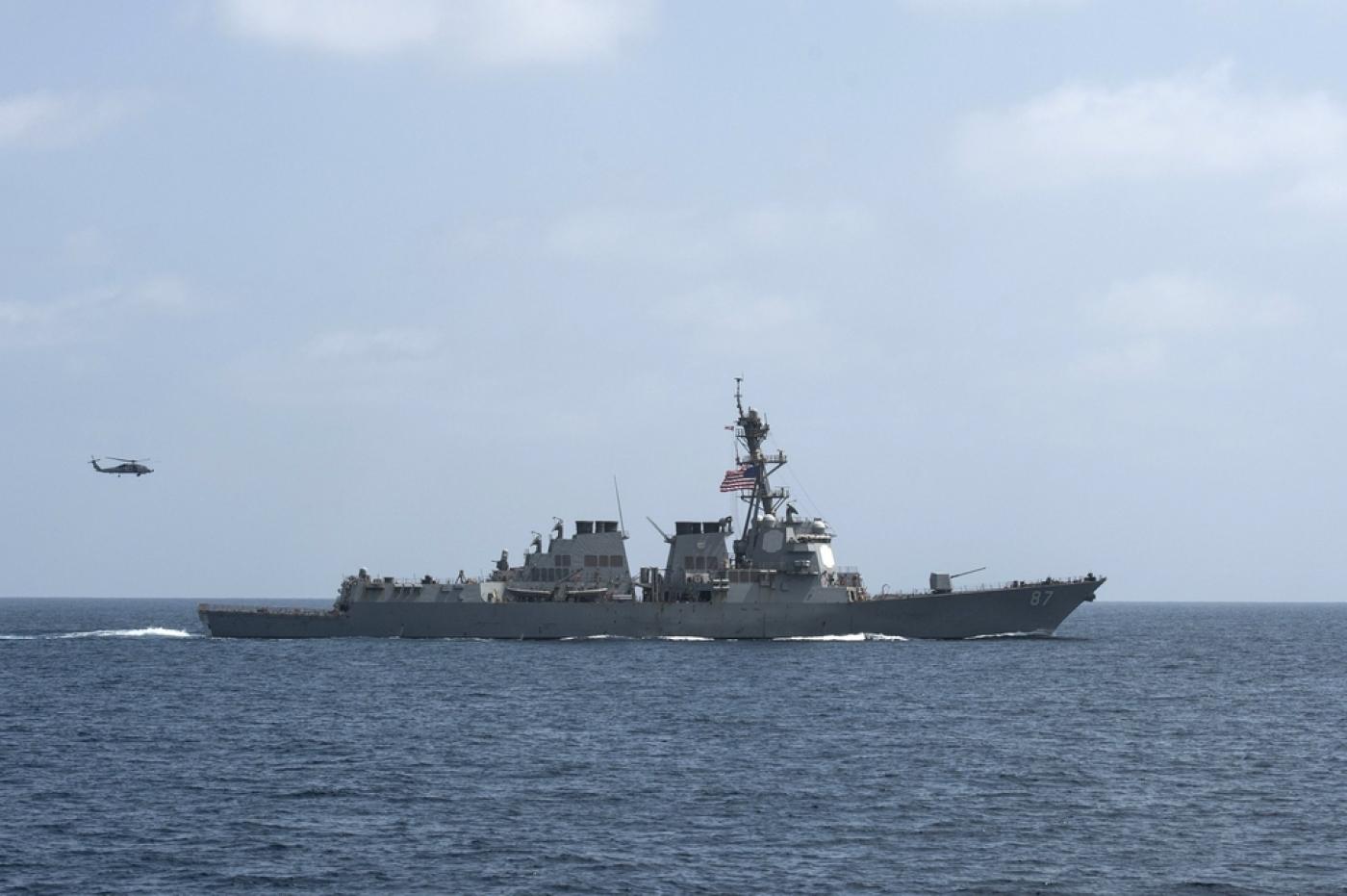 مدمرة الصواريخ الموجهة البحرية الأمريكية USS Mason تجري مناورات تكتيكية للقسمة كجزء من مناورات للقائد ، Task Force 55 ، في خليج عُمان ، 10 سبتمبر ، 2016