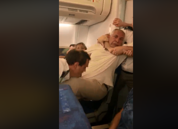 اعتداء عنيف على مصري وزوجته من عناصر أمن في طائرة برومانيا