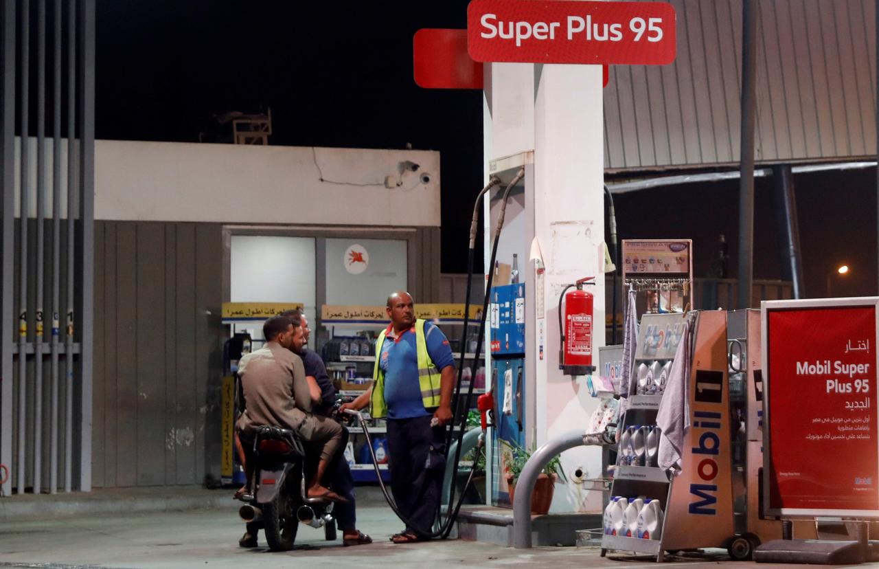 الزيادة الأخيرة أم القادم أسوأ؟ كيف يؤثر رفع أسعار الوقود في حياة المصريين