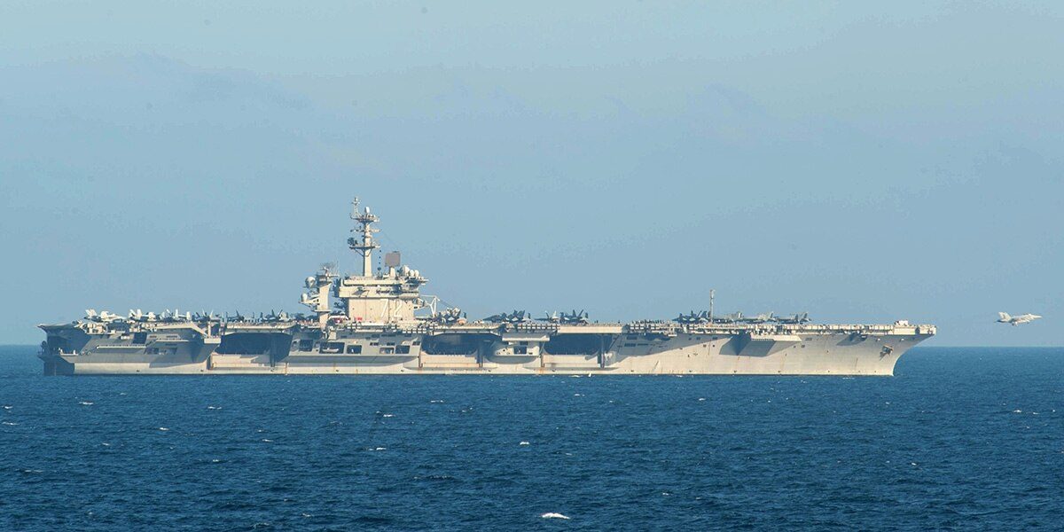 الحرب التي لا يريدها أحد تقترب.. إسقاط طائرة لإيران وبحار أمريكي مفقود وموسكو تحذر ترامب