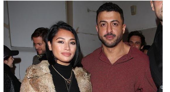 صورة المغنية فانيسا وايت مع خالد بن سلطان القاسمي في معرض القاسمي للملابس الرجالية في أسبوع الموضة في لندن