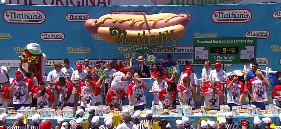 الْتهمَ المتسابق جوي تشيستنوت 71 شطيرة نقانق في 10 دقائق