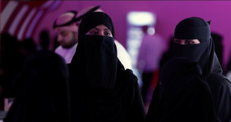 السعودية تفرض قيوداََ على سفر النساء/ رويترز