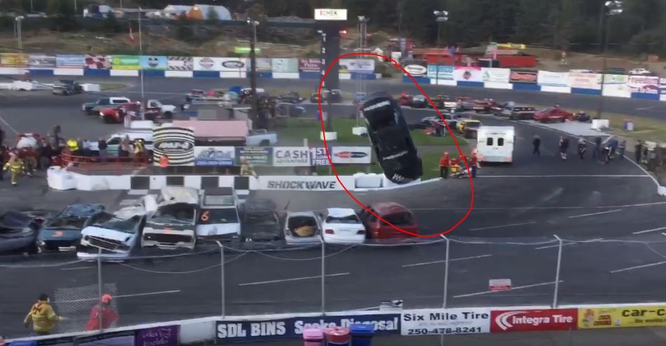 غطّت سحابة دخان مسار السباق، وهرع مسؤولو السلامة لمساعدة السائق