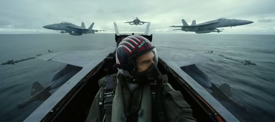 ويظهر كروز في إعلان الفيلم مرتدياً السترة الجلدية التي طالما ارتداها وهو يؤدي شخصية (بيت ميتشل)، ويركب دراجة نارية تارة ويقود طائرة مقاتلة تارة أخرى بين واد ضيق مليء بالثلوج.