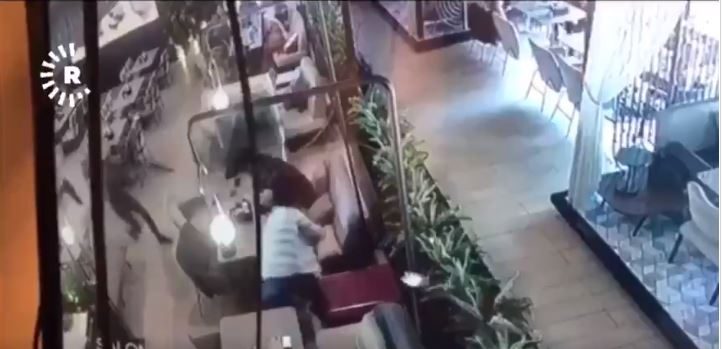 حاول مرافق له إخفاءه لكن الرصاص سبقه.. نشر فيديو للحظات اغتيال الدبلوماسي التركي في أربيل العراقية