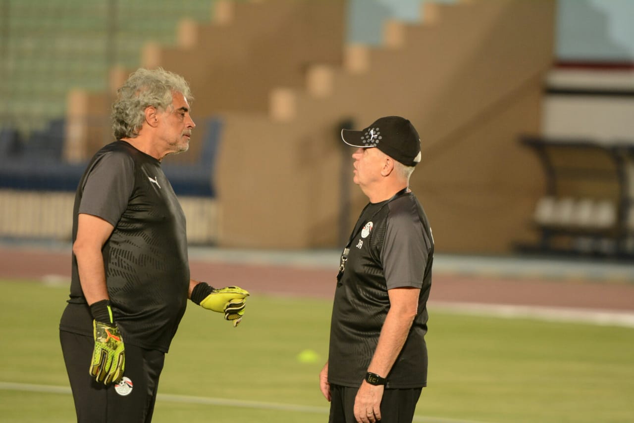 بعد اتهامات عديدة.. مدرب حراس منتخب مصر يُطفئ فتنة إصابة جنش