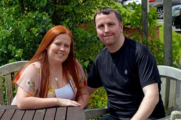 في نزوةٍ عابرة، اتَّخذ الزوج قراراً بشراء خمسة تذاكر يانصيب صندوق الحظ في آخر لحظاته داخل المتجر