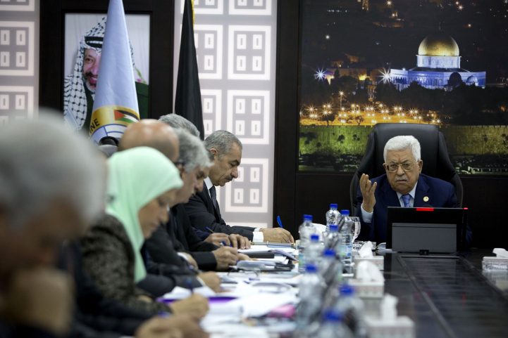 اجتماع الرئيس عباس مع وزراء الحكومة/ رويترز