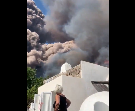 بركان ينفجر ويرمي مقذوفاته على جزيرة إيطالية ويقتل سائحاً