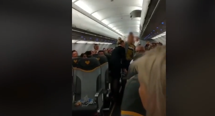 إنزال مسافرة بريطانية من طائرة في تركيا لوصفهما 3 رجال مسلمين بـ«الإرهابيين»