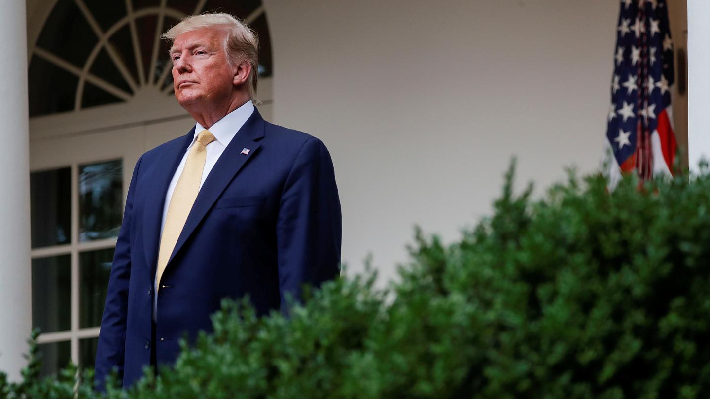 فيديو لترامب وهو يقبِّل إحدى مُساعِدات حملته يجلب له الاتهام، القضية وصلت للمحكمة