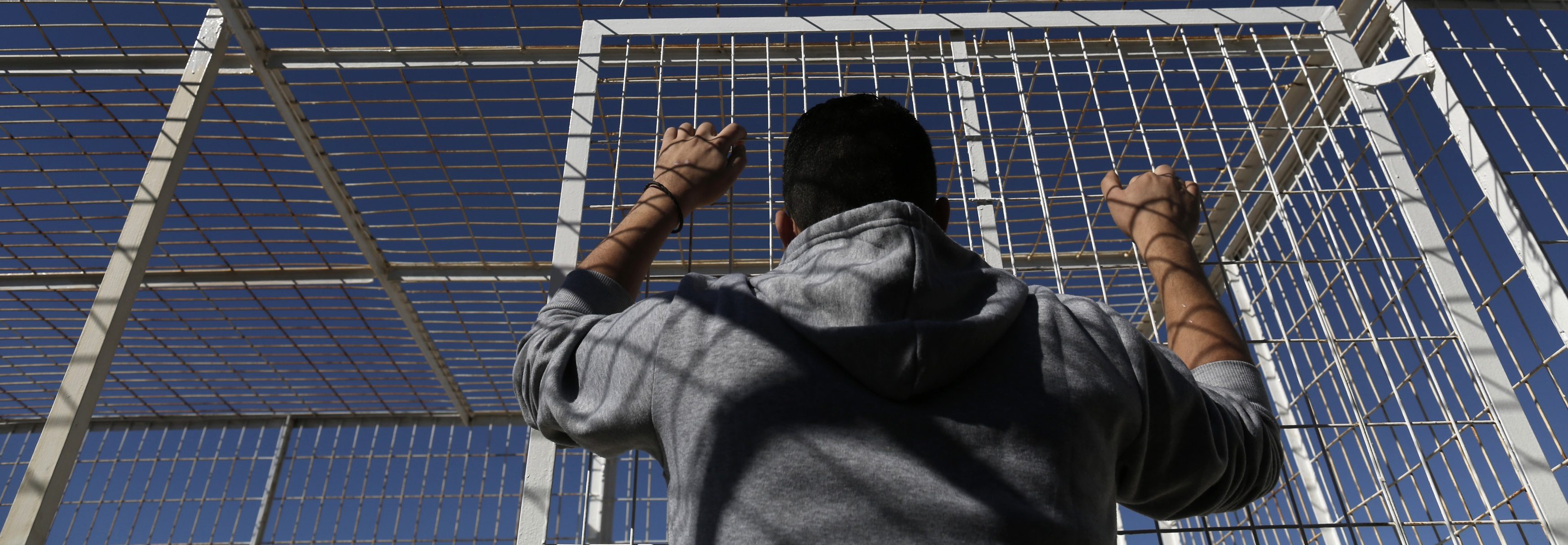 معسكرات الذل والعار.. أمريكا تحتجز المهاجرين بأقفاص بعيداً عن أعين العالم