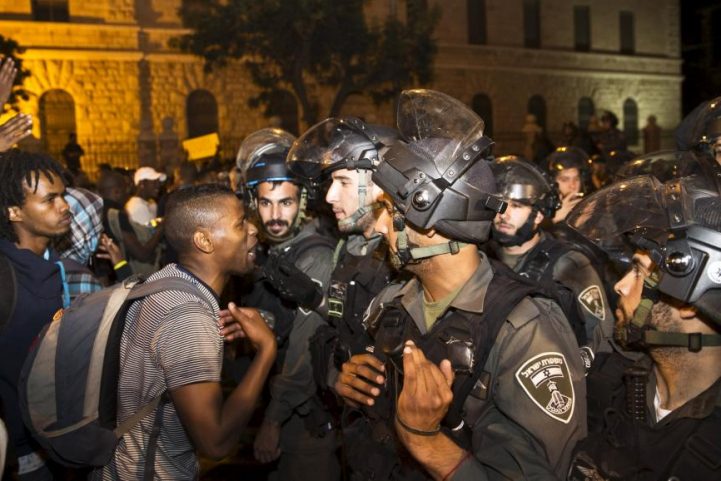 تصاعدت احتجاجات يهود الفلاشا ضد التمييز العنصري الذي يتعرضون له خلال عام 2015 بشكل كبير/ رويترز