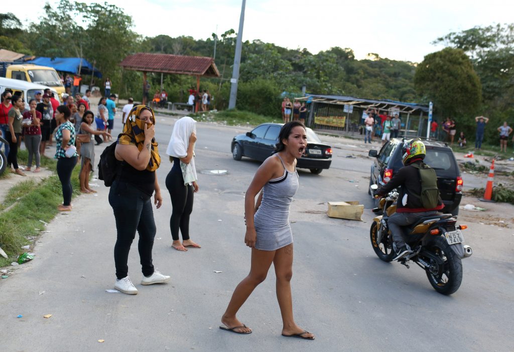 بدأت أحداث العنف في السابعة صباحاً بالتوقيت المحلي وانتهت بحلول ظهيرة الإثنين/الصورة ارشيفية لأقارب سجناء بالبرازيل قرب المعتقل