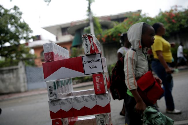 الصدفة تقود رجلاً لاكتشاف صورة رِجله المبتورة على علب السجائر