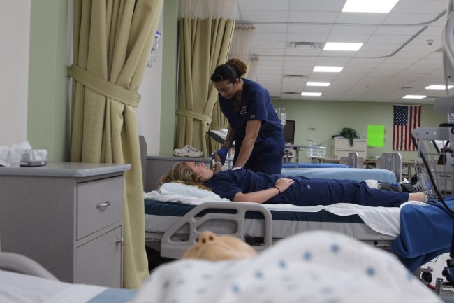 تعمل 59 ساعة أسبوعياً في ثلاث وظائف..  رفض منح الجنسية الفرنسية لممرضة لأنَّها «تعمل أكثر من اللازم»