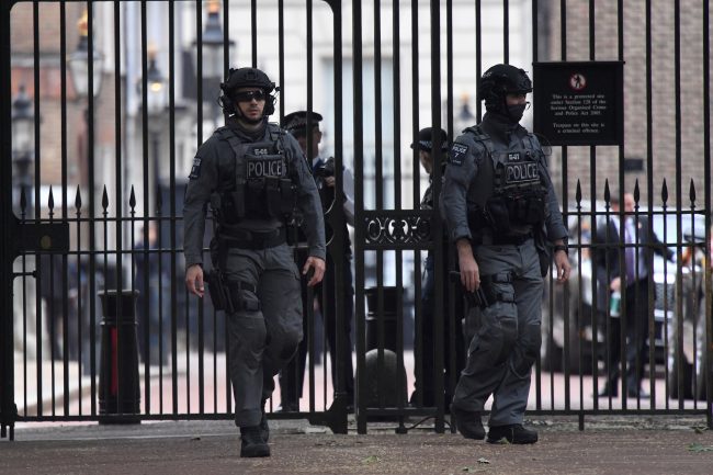 بريطانيا تحاكم منفذَي هجمات تفجيرية بعد اعتدائهما على شرطي بالسجن.. وصفاه بـ”الخنزير القذر”