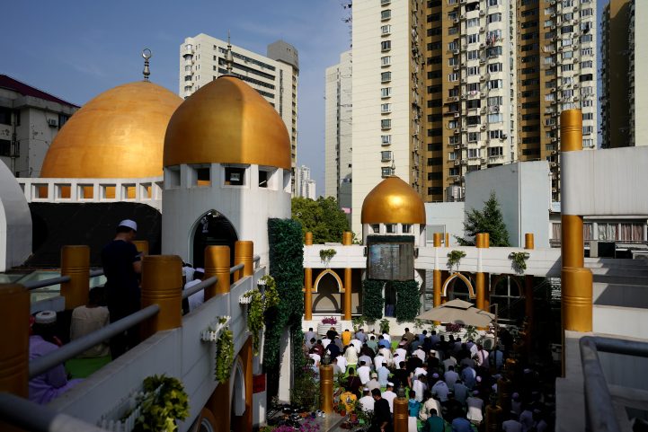مسلمون يؤدون صلاة الجمعة في الصين/ رويترز