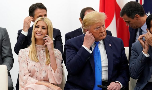 إيفانكا تواجه سيلاً من الانتقادات خلال مرافقتها لترامب إلى كوريا واليابان