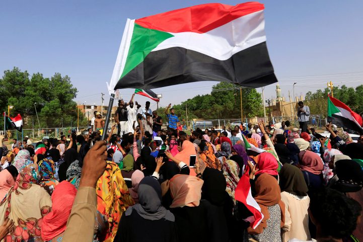 جانب من احتفالات السودان بالتوصل لاتفاق بين المجلس العسكري والمعارضة/ رويترز